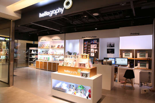 한국후지필름은 서울 장충단로 현대시티아울렛 동대문점 지하 1층에 복합사진문화공간인 '헬로그래피' 동대문점을 열었다고 14일 밝혔다. 헬로그래피 동대문점 전경모습 <한국후지필름 제공>